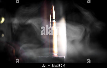 Waffen, Patrone auf Holz- Hintergrund, Platz für Text Stockfoto