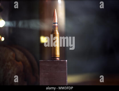 Verschiedene Waffen und die Munition auf hölzernen Hintergrund, Platz für Text Stockfoto