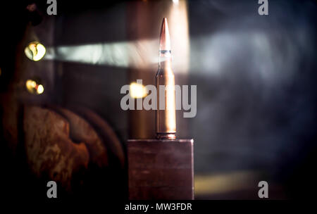 Waffen, Patrone auf Holz- Hintergrund, Platz für Text Stockfoto