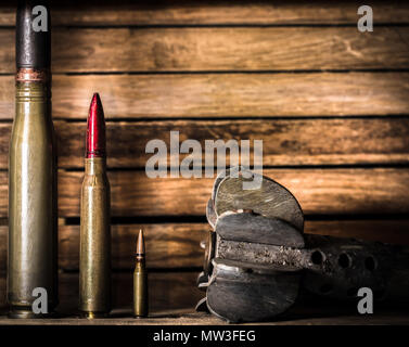 Waffen, Patrone auf Holz- Hintergrund, Platz für Text Stockfoto