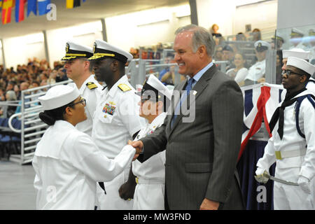 Region der Großen Seen, Il. (April. 28, 2017) Ryne Sandberg, einem ehemaligen Chicago Cubs und Philadelphia Phillies Major League Baseball (MLB) Player und Mitglied der MLB Hall des Ruhmes, war der Ehrengast bei einem Boot Camp Diplomverleihung an Ausbildung Befehl rekrutieren. Sandberg nahmen an der Graduierung als Gast des hinteren Adm. Stephen Evans, Commander, Naval Service Training Befehl, siehe Bild 2. von links. Etwa 30,000-40,000 Rekruten Absolvent jährlich nur von Boot Camp der Marine. Stockfoto