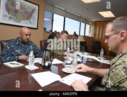 SAN DEIGO (28. April 2017) Vice Adm. Lukas McCollum, Chef der Marine Reserve, (Mitte) erhält einen Befehl kurze aus der Triade der Marine Region Südwest finden Komponente als Teil seiner gesamten Flotte "Zuhören Tour." Stockfoto