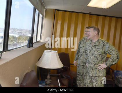 SAN DEIGO (28. April 2017) Vice Adm. Lukas McCollum, Chef der Marine Reserve, und Kapitän Paul Gilmartin, kommandierender Offizier der Marine Region Südwest finden Befehl Komponente bewundert, ein Blick auf die Innenstadt von San Diego als Teil seiner gesamten Flotte "Zuhören Tour." Stockfoto