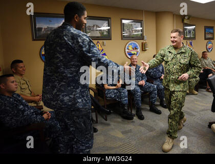 SAN DEIGO (28. April 2017) Vice Adm. Lukas McCollum, Chef der Marine Reserve stellt eine Herausforderung Münze zu Lt.Cmdr. Kevin Newman an der Marine Region Südwest finden Befehl Komponente als Teil seiner gesamten Flotte "Zuhören Tour." Stockfoto