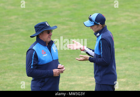 Der englische Kapitän Joe Root (rechts) spricht mit Cheftrainer Trevor Bayliss während einer Nets-Sitzung in Headingley, Leeds. DRÜCKEN SIE VERBANDSFOTO. Bilddatum: Mittwoch, 30. Mai 2018. Siehe PA Geschichte CRICKET England. Bildnachweis sollte lauten: Tim Goode/PA Wire. Stockfoto