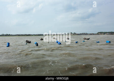 Angelboote/Fischerboote richten Sie ihre Garnelen Larven (BRJ) Netze in Shibsha Fluss, Bangladesch. Stockfoto