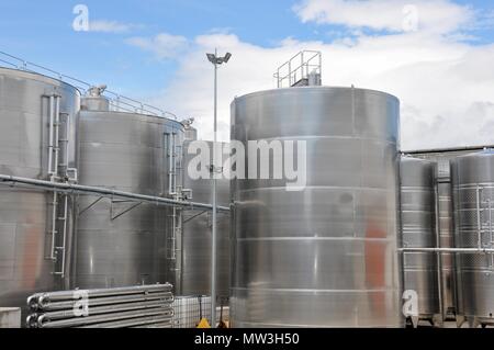 Großen Stahltanks für Wein Reifung, mit bewölktem Himmel Hintergrund, Weingut moderne Ausrüstung, Nahaufnahme, Ansicht von vorne Stockfoto