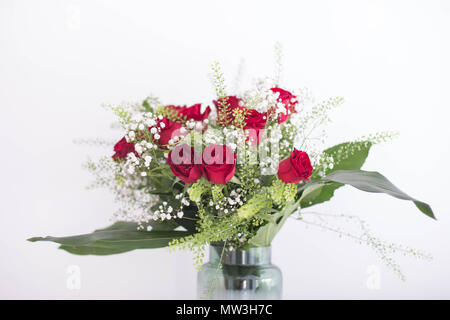 Wunderschöne Rosen Blumenstrauß in der Vase mit grünen Blättern und weißen Blüten auf weißem Hintergrund Danke und Postkarte design frische Konzept Liebe Stockfoto