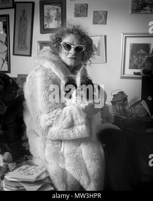 Schwarz-weiß-Porträt der Frau in Fellimitat und Sonnenbrille mit ihren Japanese Chin Rescue Dog, 2017. Stockfoto