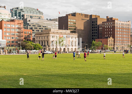 Eine Gruppe der Jungen Fußball spielen auf dem Parliament Hill, Ottawa, Kanada Stockfoto