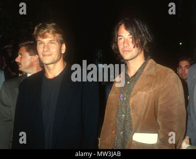 WESTWOOD, CA - 10. Juli: (L-R) Schauspieler Patrick Swayze und Keanu Reeves die Premiere von "Point Break" am 10. Juli 1991 Teilnahme an avco Center Theater in Westwood, Kalifornien. Foto von Barry King/Alamy Stock Foto Stockfoto