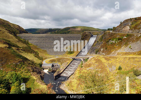 Der überlauf am Llyn Brianne Reservoir in Wales Stockfoto