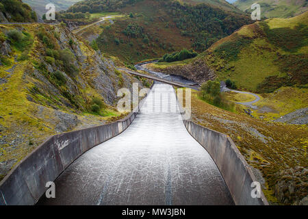 Der überlauf am Llyn Brianne Reservoir in Wales Stockfoto