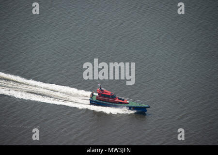 Luftbild von Liverpool Lotsenboot Beschleunigung aus der Mersey Stockfoto