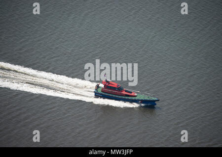 Luftbild von Liverpool Lotsenboot Beschleunigung aus der Mersey Stockfoto