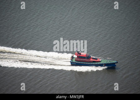 Luftbild von Liverpool Lotsenboot Beschleunigung aus der Mersey Stockfoto