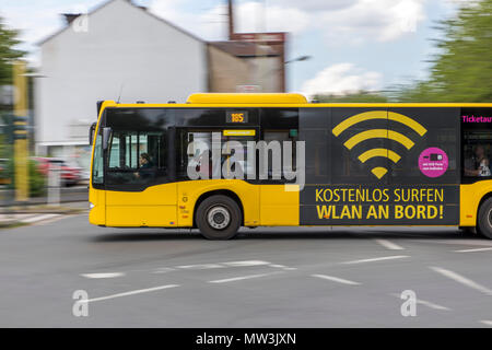 Lokale Verkehrsmittel Bus, mit kostenfreiem WLAN an Bord und USB-Ladestecker, der Ruhrbahn GmbH, Verkehrsunternehmen der Städte Essen und Mülheim ein Stockfoto