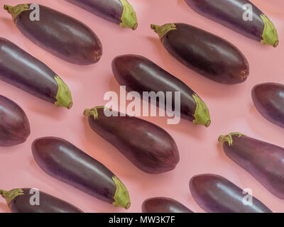 Aubergine Muster auf rosa Hintergrund Stockfoto