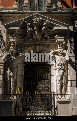 Die Mats Abbildung durch den Bildhauer H.A. Pegram (1896) am Eingang des Drapers' Hall livery Company in Throgmorton Street in der City von London, Financial District aka der Hauptstadt der Square Mile, die am 15. Mai 2018 in London, Großbritannien. Den Draper' Unternehmen ist ein Livery Unternehmen in der Londoner City, deren Wurzeln bis ins 13. Jahrhundert gehen, bei der wie der Name schon sagt, Im Faltenwurf Handel beteiligt war. Während es nicht mehr im Handel ist, hat sich das Unternehmen eine neue Relevanz. Seine wichtigste Rolle ist heute die Treuhänder der Stiftungen, die in der Pflege o hinterlassen wurden. Stockfoto