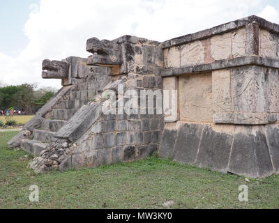 Wunderschönen antiken Ruinen der Plattform der Adler und Jaguare Gebäude in Chichen Itza Stadt in Mexiko im Februar Stockfoto