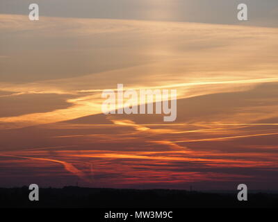Wunderschöner Panoramablick auf die Landschaft von farbigen Himmel in der Sonne mit Wolken Formation aus europäischen Stadt Bielsko-Biala Polen gesehen einstellen Stockfoto