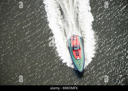 Luftbild von Liverpool Lotsenboot Beschleunigung aus der Mersey Stockfoto