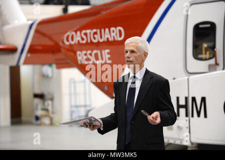 Sir Alan Massey in Sumburgh Flughafen bei der Benennung der Küstenwache Hubschrauber zu der bekannten alten Rufzeichen oscar Charlie Stockfoto