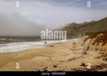 Paar auf Garrapata State Beach Stockfoto