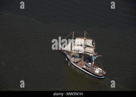 Luftbild von Tall Ship am Fluss Mersey Liverpool verlassen Stockfoto