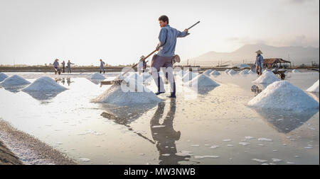 Nha Trang, Vietnam - Mar 21, 2016. Die Menschen Salz der Ernte auf dem Feld in Nha Trang, Vietnam. Salz Felder ist eine der einzigartigen Reiseziele in Nh Stockfoto