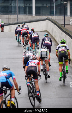 Weibliche Fahrer fahren beim Elite-Radrennen der OVO Energy Tour Series 2018 in Wembley, London, Großbritannien, in Richtung Stadion. Runde 7 Radrennen Stockfoto