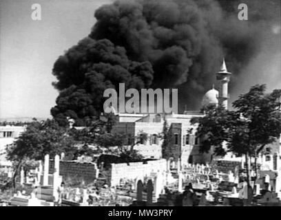 . Englisch: 1940-09. HAIFA. - Zerstörung von moslemischen GRAVE-yard und die ISTIKLAL MOSCHEE VON ITALIENISCHEN BOMBER. (NEGATIVE DURCH PARER). September 1940. Wahrscheinlich nicht erwähnt die Australian Defence Force 90 Bombardierung von Haifa 11. Stockfoto