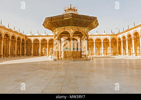 Blick in das Innere der Moschee des Mohammed Ali auf der Zitadelle von Saladin in der Altstadt von Kairo, Ägypten Stockfoto