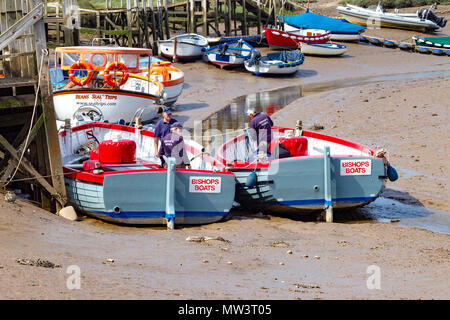 Boote auf dem Schlamm bei Ebbe an Morston, Norfolk, Großbritannien. Stockfoto