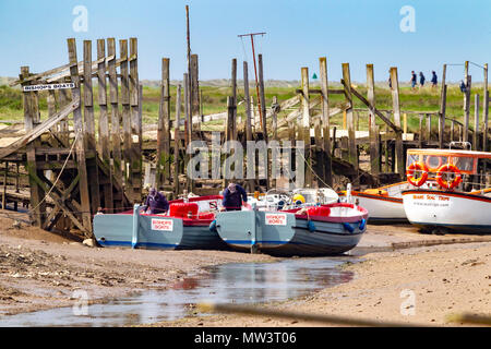 Boote auf dem Schlamm bei Ebbe an Morston, Norfolk, Großbritannien. Stockfoto