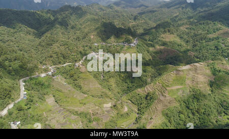 Luftaufnahme von Reis Terrassen an den Hängen der Berge, Banaue, Philippinen. Anbau von Reis in den Norden Batad. Berge bedeckt Wald, Bäume. Die philippinischen Kordilleren. Stockfoto