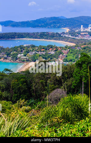 Schöne Landschaft von türkisfarbenen Meer Wellen mit Booten, die Küste und die blauen Himmel Hintergrund aus hohen luftaufnahme der Kata und Karon Strände in Ph Stockfoto