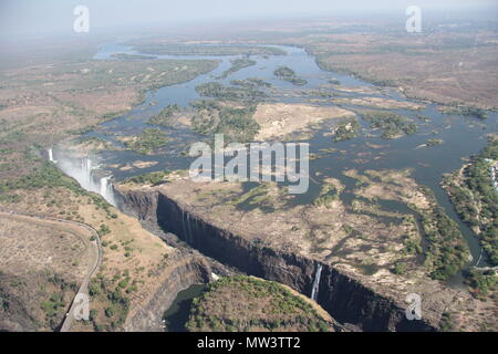 Spray von der Victoria Falls Wasserfall Luftaufnahmen von Hubschrauber Stockfoto