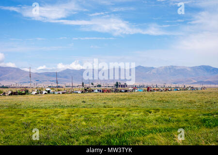 Landart Zaun oder ein Abfall in der bunten Wiese, Armenien Stockfoto