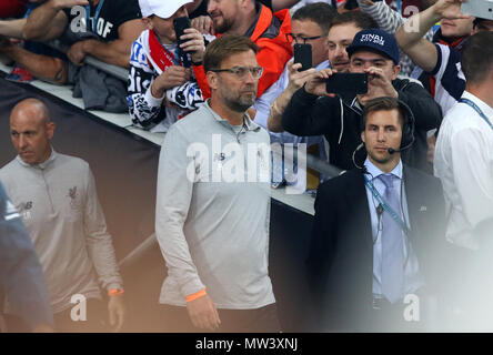 Kiew, Ukraine - 26. MAI 2018: Head Coach Jürgen Klopp von Liverpool geht an die Tonhöhe vor dem UEFA Champions League Finale 2018 gegen Real Mad Stockfoto