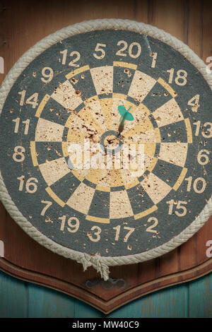 Schließen Sie herauf alte Dartscheibe auf alten Holz Hintergrund. Ansicht von oben. Stockfoto