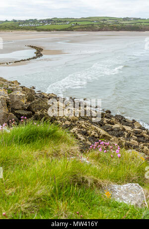 Großbritannien, Nord Wales Anglesey. 16. Mai 2018. Ein Blick auf die so genannte Makrele Pool am Strand, in der Nähe von Lligwy Moelfre. Stockfoto