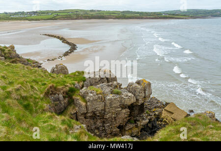 Großbritannien, Nord Wales Anglesey. 16. Mai 2018. Ein Blick auf die so genannte Makrele Pool am Strand, in der Nähe von Lligwy Moelfre. Stockfoto