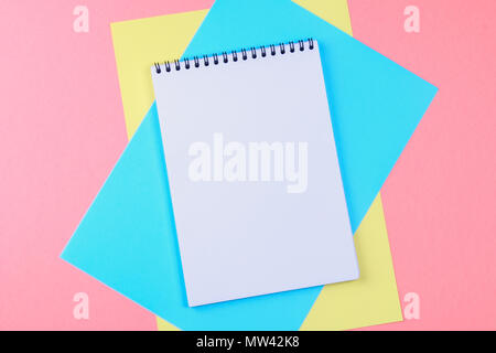 Ansicht von oben flach Bild mit Leere notepad Seite und verschiedenen Accessoires auf farbige Oberfläche Stockfoto