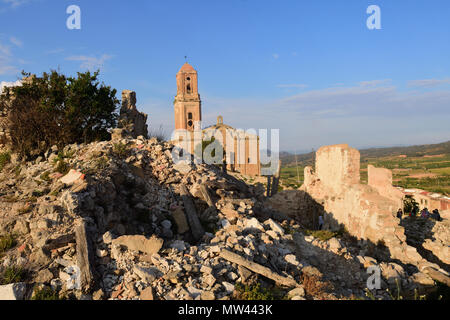 Sant Pere Kirche in Poble Vell de Sant Pol de Ebro, Provinz Tarragona, Katalonien, Spanien (im Spanischen Bürgerkrieg beschädigt 1936-1939) Stockfoto