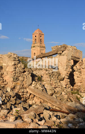 Sant Pere Kirche in Poble Vell de Sant Pol de Ebro, Provinz Tarragona, Katalonien, Spanien (im Spanischen Bürgerkrieg beschädigt 1936-1939) Stockfoto