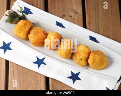 Irisches Moos Kroketten Kroketten aus Kartoffeln und irisches Moos Algen. Einen nahrhaften veganen Starter. Stockfoto