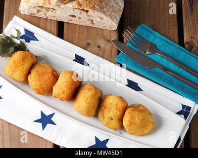 Irisches Moos Kroketten Kroketten aus Kartoffeln und irisches Moos Algen. Einen nahrhaften veganen Starter. Stockfoto