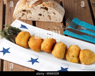 Irisches Moos Kroketten Kroketten aus Kartoffeln und irisches Moos Algen. Einen nahrhaften veganen Starter. Stockfoto