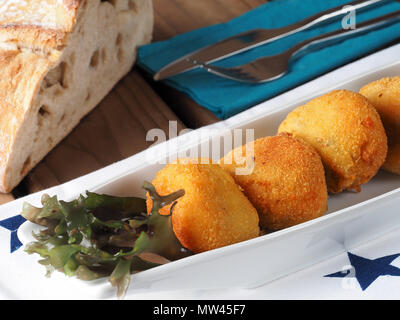 Irisches Moos Kroketten Kroketten aus Kartoffeln und irisches Moos Algen. Einen nahrhaften veganen Starter. Stockfoto